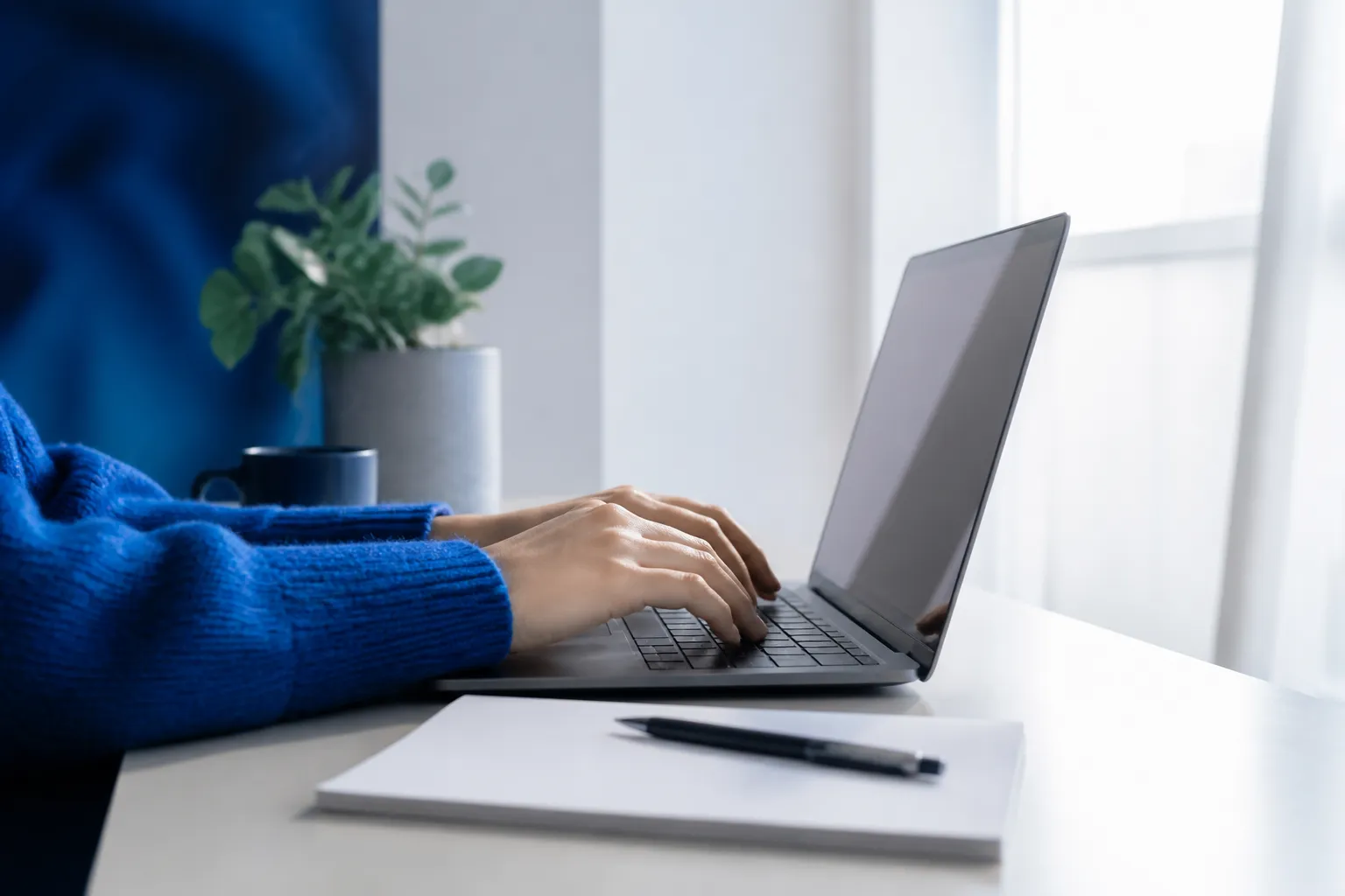 Comment faire une lettre de motivation : rédaction sur ordinateur portable dans un espace lumineux