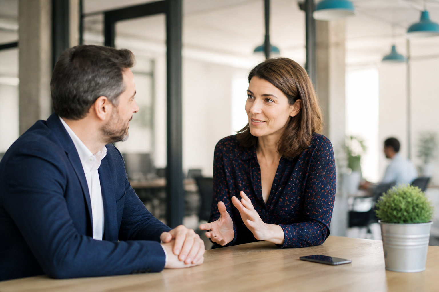 Deux professionnels échangeant autour d'une actualité d'entreprise avant l'envoi d'une candidature